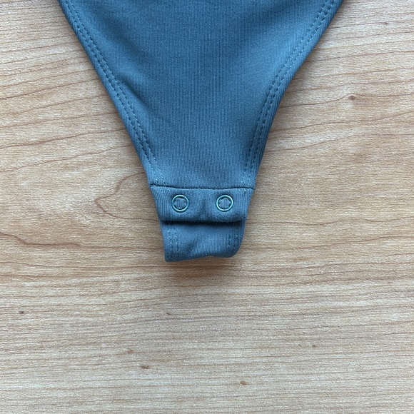 Aritzia Babaton Contour Crewneck Longsleeve Bodysuit (Green/Gray) - Picture 4 of 6